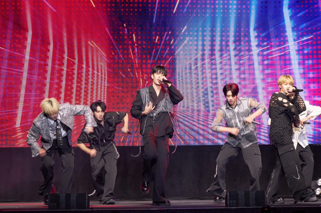 SEVENTOEIGHT為首次FAN MEETING勁歌熱舞