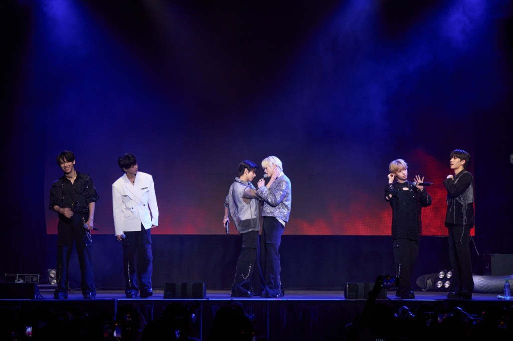 SEVENTOEIGHT首辦FAN MEETING分組尬舞陳麒文(中)與鄭美翔扮起CP深情對望(左邊為彭义翔及王學駿、右邊是陳柏佑與D'om帝翁)