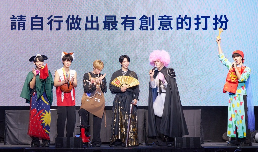 SEVENTOEIGHT首辦FAN MEETING現場玩起換裝cosplay(右起陳柏佑、鄭美祥、陳麒文、D'om帝翁、王學駿、彭义翔)