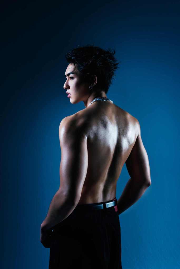 04-薛恩SEAN大秀性感裸背照 粉絲喊話:下次露前面(華納音樂 提供)