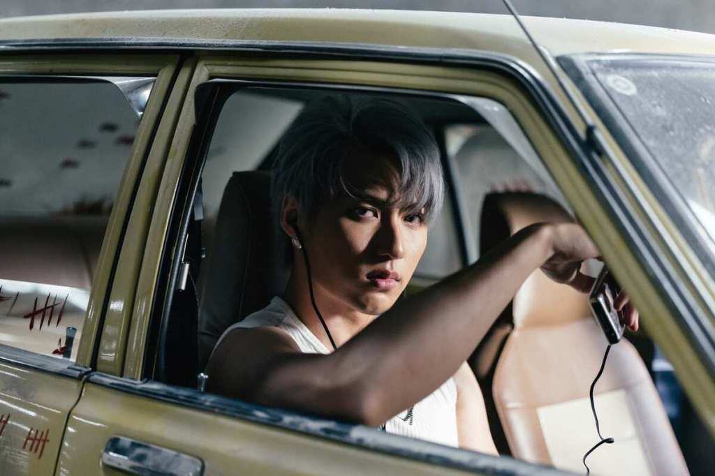 薛恩帥氣拍攝全新單曲〈別離開〉MV(華納音樂 提供)