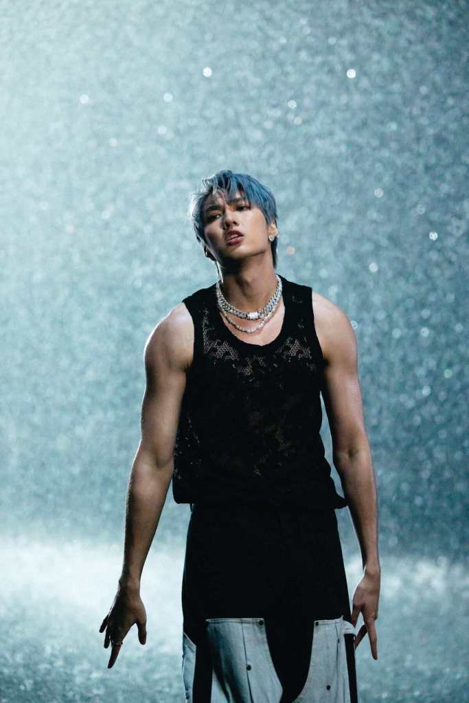 薛恩全心投入MV拍攝 淋雨 拍攝隔天發燒失聲送醫(華納音樂 提供)