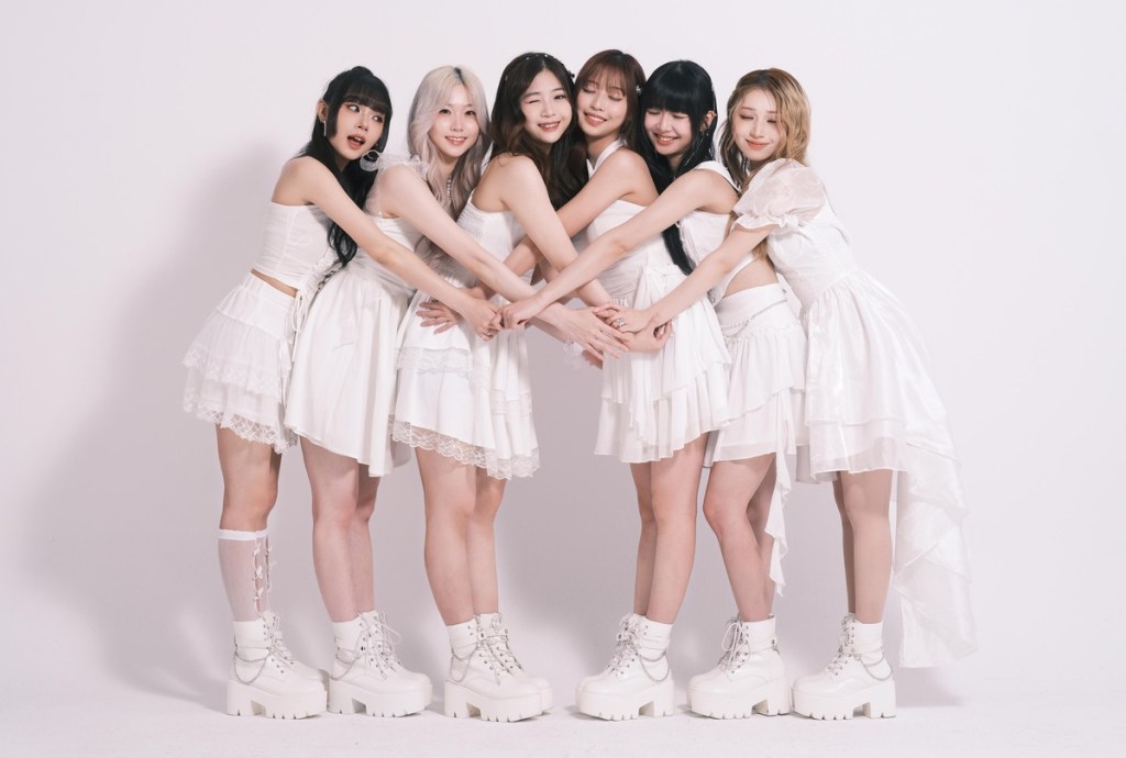 紫月光前排左起 17, Yuki, Xiu, Yia, Brenda, Bling (照片提供:本質娛樂)
