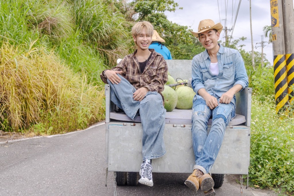 任賢齊與鼓鼓遇見溫暖的村民 一起搭上西瓜車回家