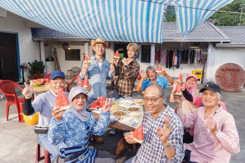 任賢齊、鼓鼓與熱情村民一起吃飯，品嚐他們種植的香甜花蓮大西瓜