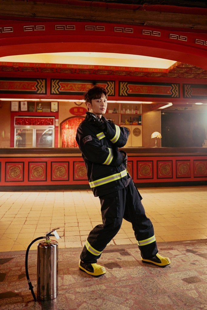 書偉化身消防弟兄 一有狀況馬上去排除