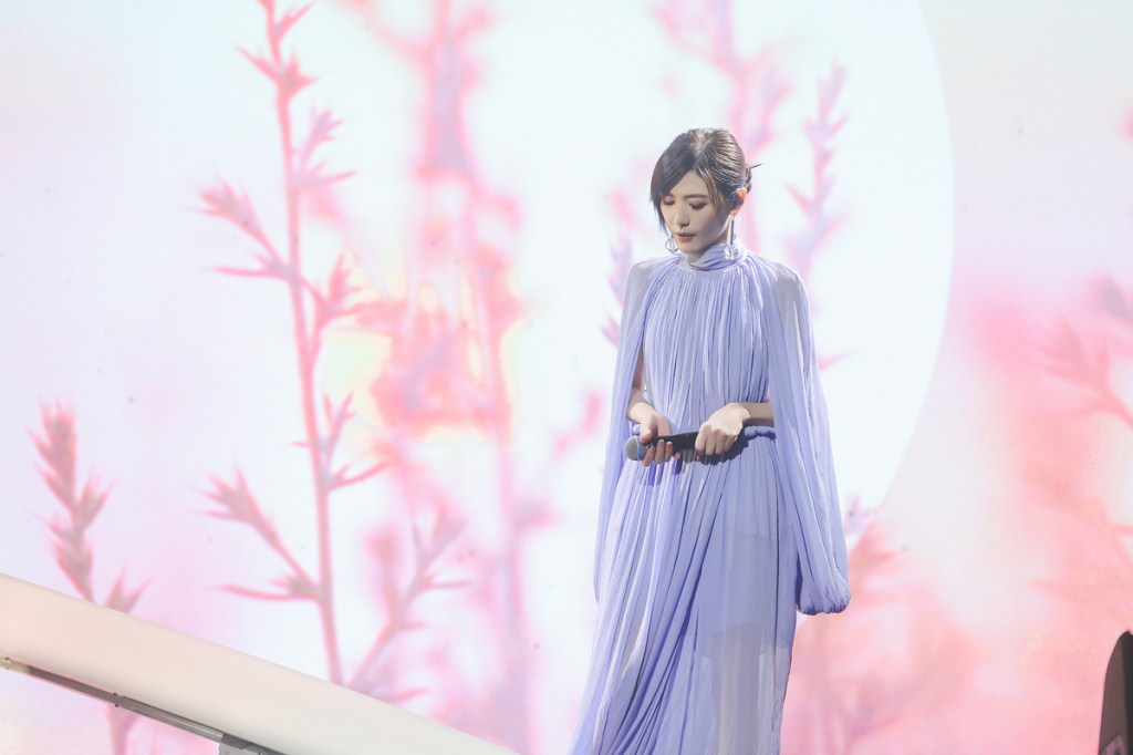 蘇慧倫身穿優雅長裙