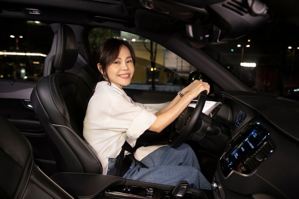 彭佳慧在〈愛了〉MV化身Uber司機 (照片提供:索尼音樂)