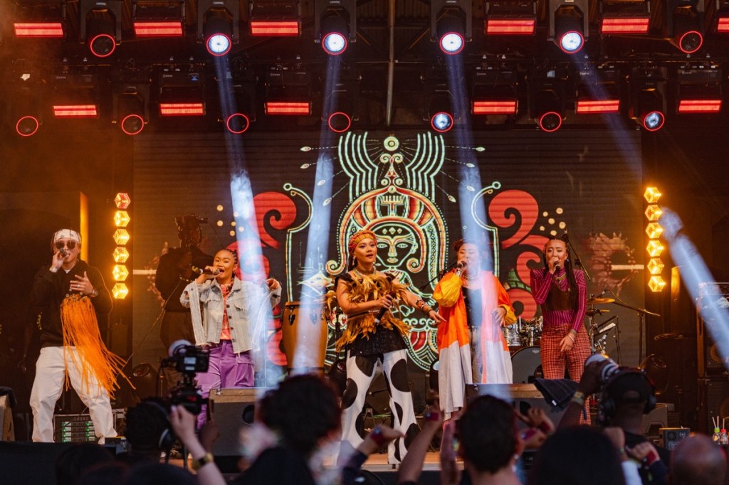 阿爆偕那屋瓦少女隊登上非洲史瓦帝尼灌木之火音樂節 多元風格演出邀觀眾共享台灣原住民音樂魅力