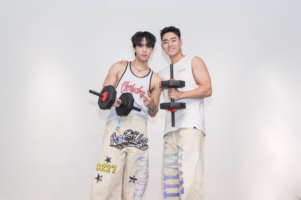 AcQUA源少年李秉諭、須弘道舉啞鈴比賽（照片提供：種子音樂）