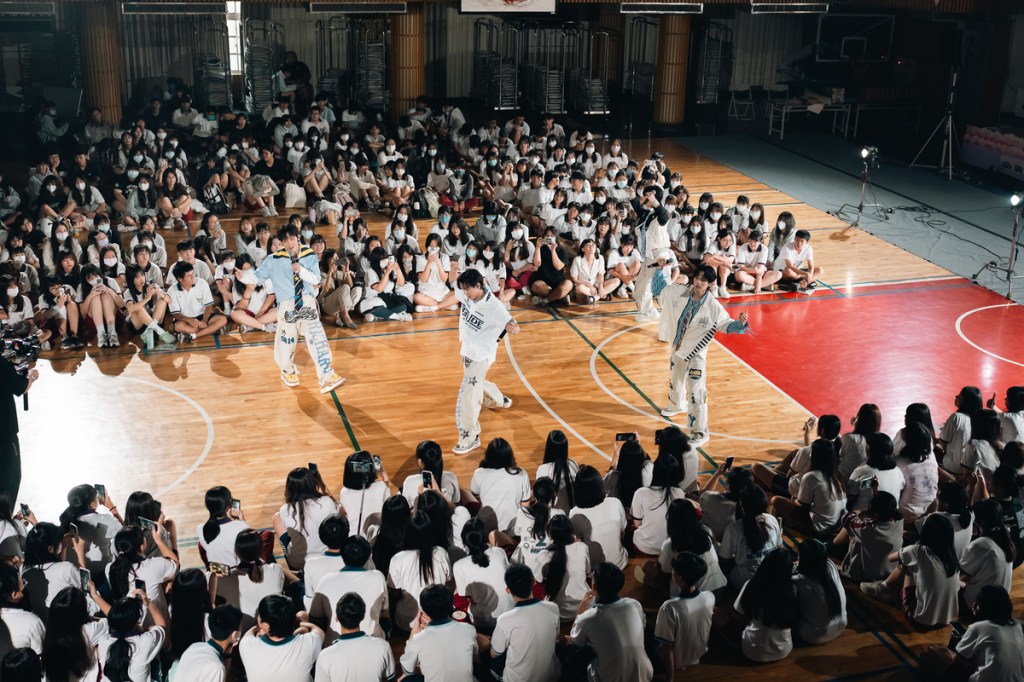 AcQUA源少年演出活力四射引起600名師生沸騰，氣氛超熱烈