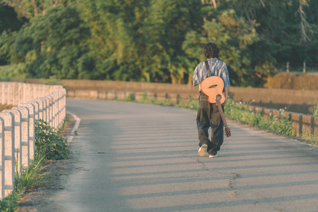 客語新生代創作歌手江晟榮於推出全新單曲〈一路共下〉(照片提供:江晟榮)