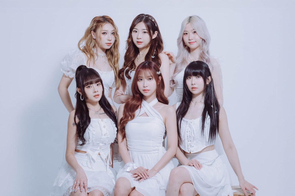 紫月光前排左起 17, Xiu, Branda 後排左起 Bling, Xiu, Yuki (照片提供:本質娛樂)