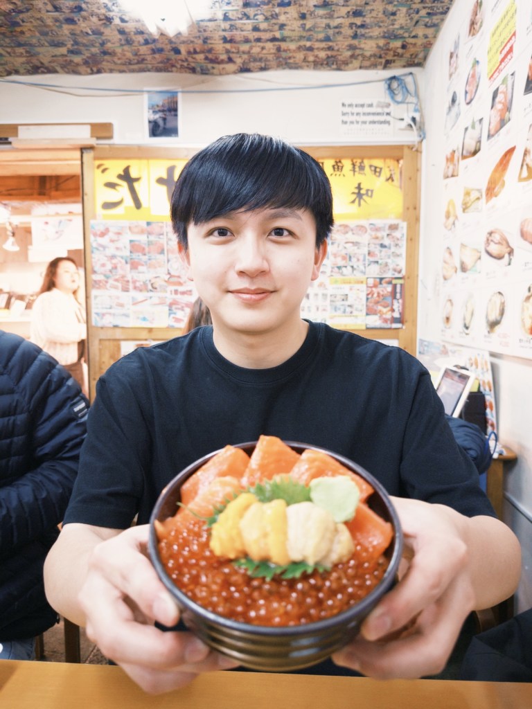 吉他手阿哲去北海道旅遊大啖滿滿一碗鮭魚卵,不忘自捧自銷:「因為是小巨蛋,所以也準備了鮭魚『卵』跟大家分享,想必我們的演唱會一定是和這碗鮭魚親子丼一樣新鮮又美味!