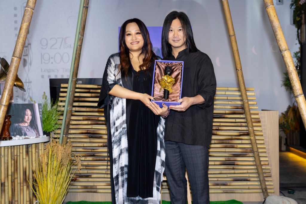 家家專輯《你給我的》音樂總監五月天瑪莎送上一支公司特製的頂級無線麥克風。(相信音樂提供)