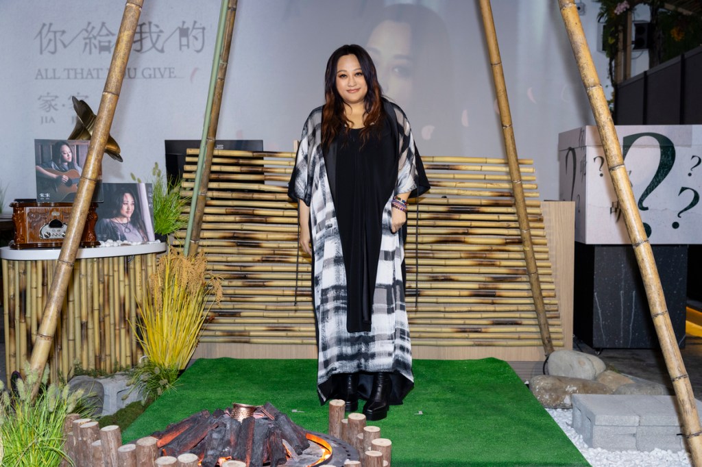 靈魂DIVA家家睽違6年帶著全新專輯《你給我的》強勢回歸,今舉辦慶功記者會,宣布將於9月27日在Legacy Taipei舉辦全新專場演唱會《月部落 Fly to the Moon》。(相信音樂提供)