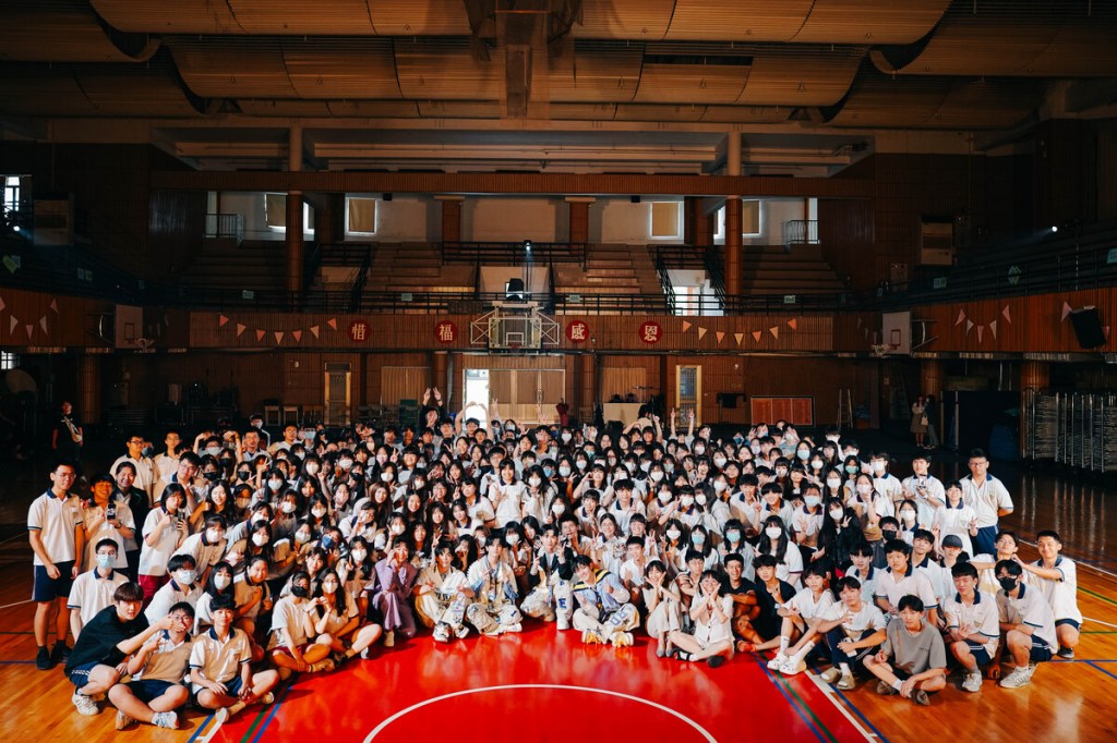 大牙、AcQUA源少年、新化高中學生大合照，體育館變粉絲見面會