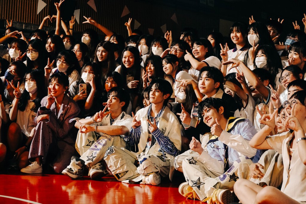 大牙、AcQUA源少年、新化高中學生大合照，體育館變粉絲見面會