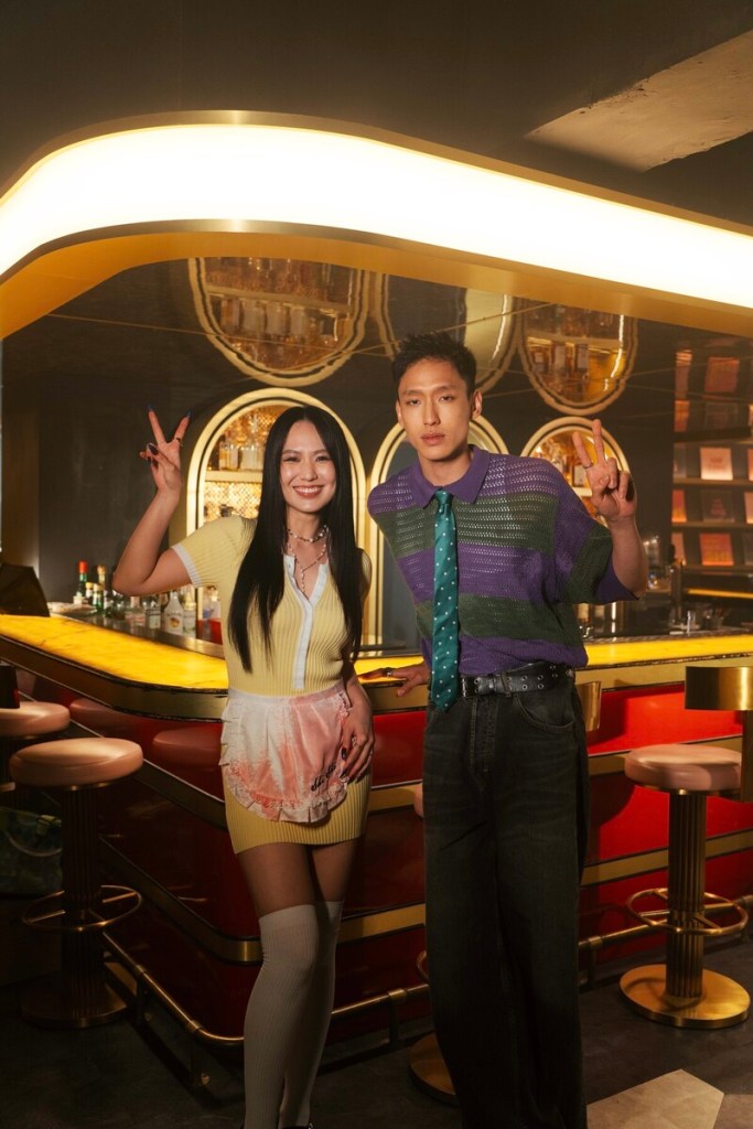 孫盛希與義大利華裔模特精采對戲，她超敬業「腳麻也撐住」。（圖／滾石唱片提供）