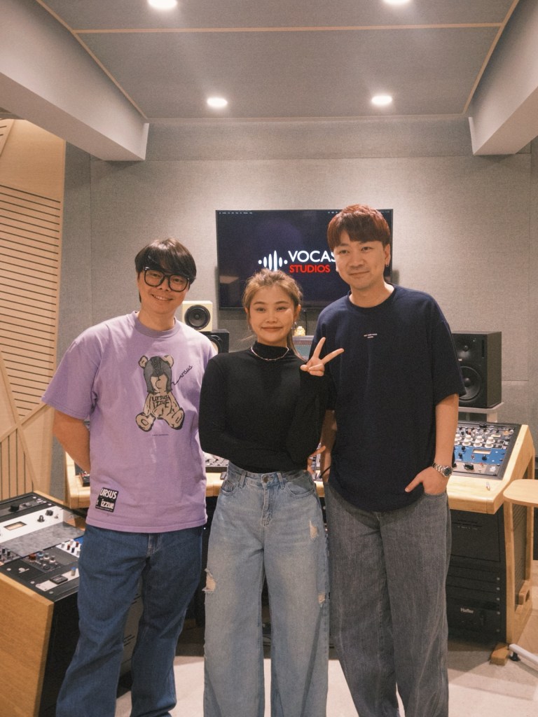 左起：索尼音樂總監張簡君偉、大穎、馬來西亞音樂製作人郭文翰