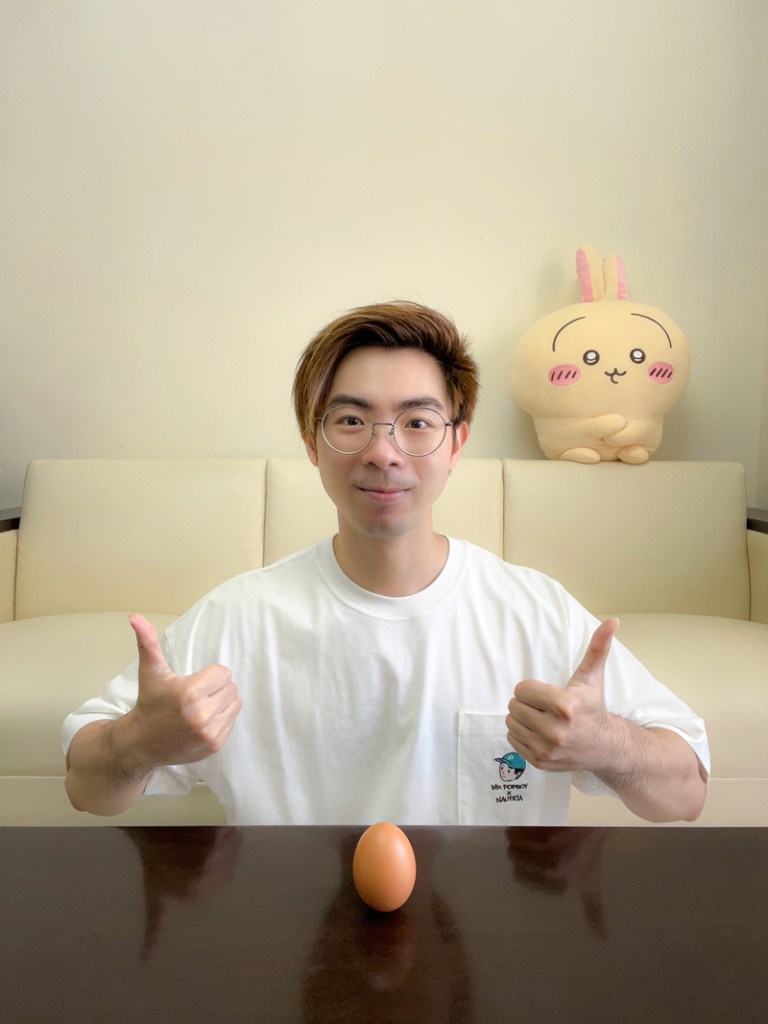 建廷留守台灣遵循傳統儀式端午立蛋!並期許好兆頭:「立蛋非常順利!希望今年所有跟蛋有關的活動,像是小巨蛋演唱會,都能一樣順利。」