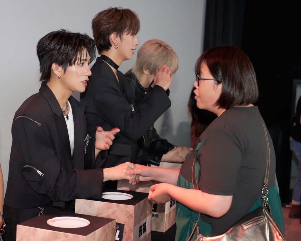 握手會照片(左為鄭元昕)