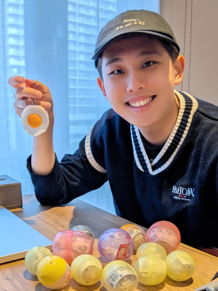 理想混蛋4人雖在不同城市,但為了催票可是團結一心,各自拍攝了創意照片要來宣傳!雞丁飛日本追星行程當地狂扭扭蛋同步催票