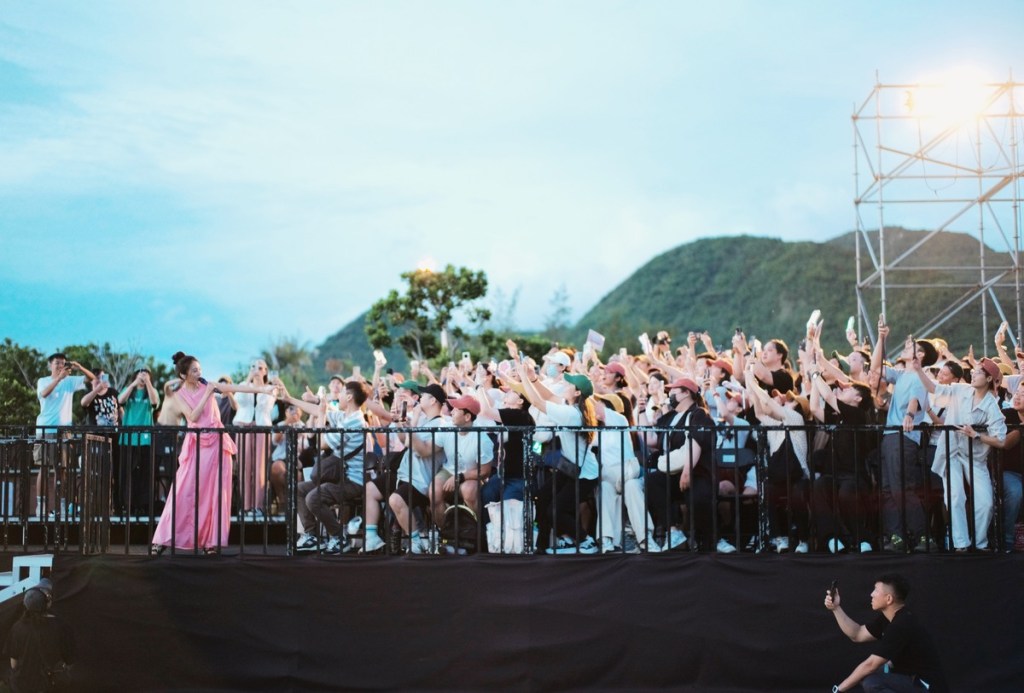 田調至今隨著夏季來臨陽光、氣溫更是直飆，她笑說：「我快變成黑妞，膚色很難得來到這個色階，覺得很貼近大自然的感覺。」