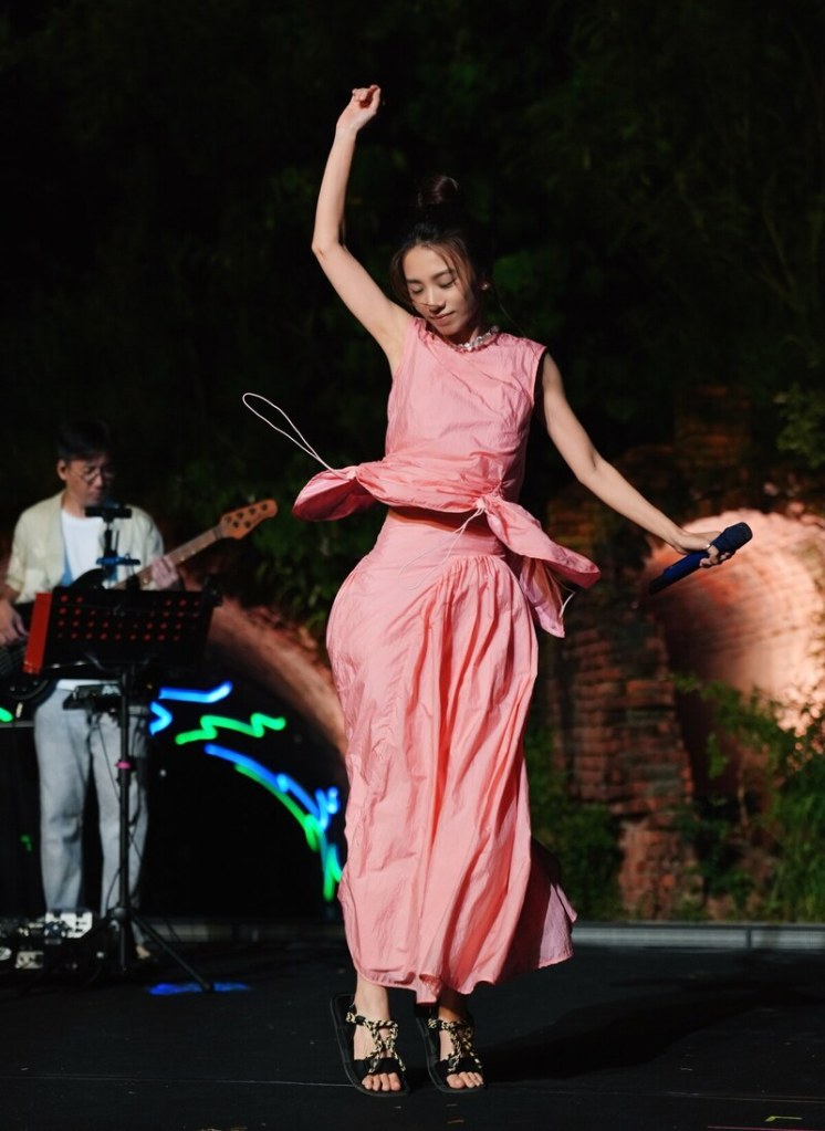 田馥甄在台上盡情享受、恣意旋轉跳舞，唱到主題曲〈一二三〉時直接跑到台下與粉絲們互動合唱，左右來回奔跑讓她自嘲是唱跳歌手：「蹦跳到噴汗，田調每件衣服都是泳衣，因為