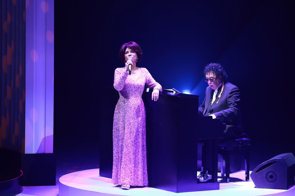 蔡琴演唱會上與音樂大師鮑比達合作