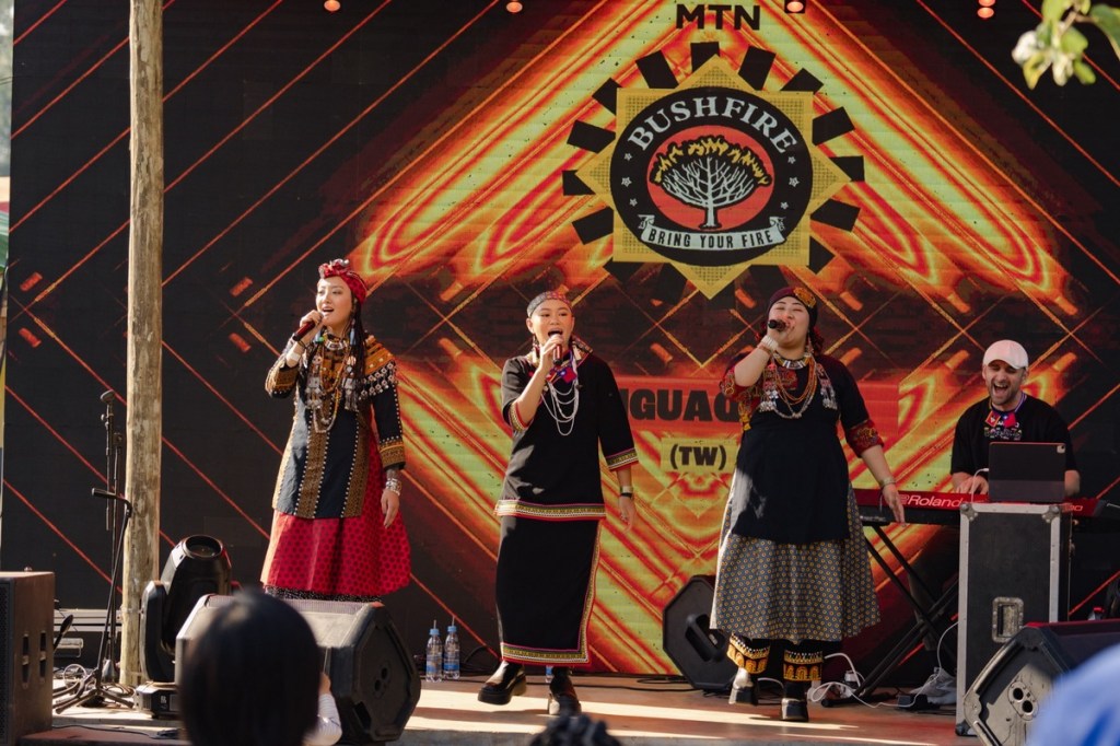 那屋瓦少女隊也在隔天傍晚於另一舞台開唱