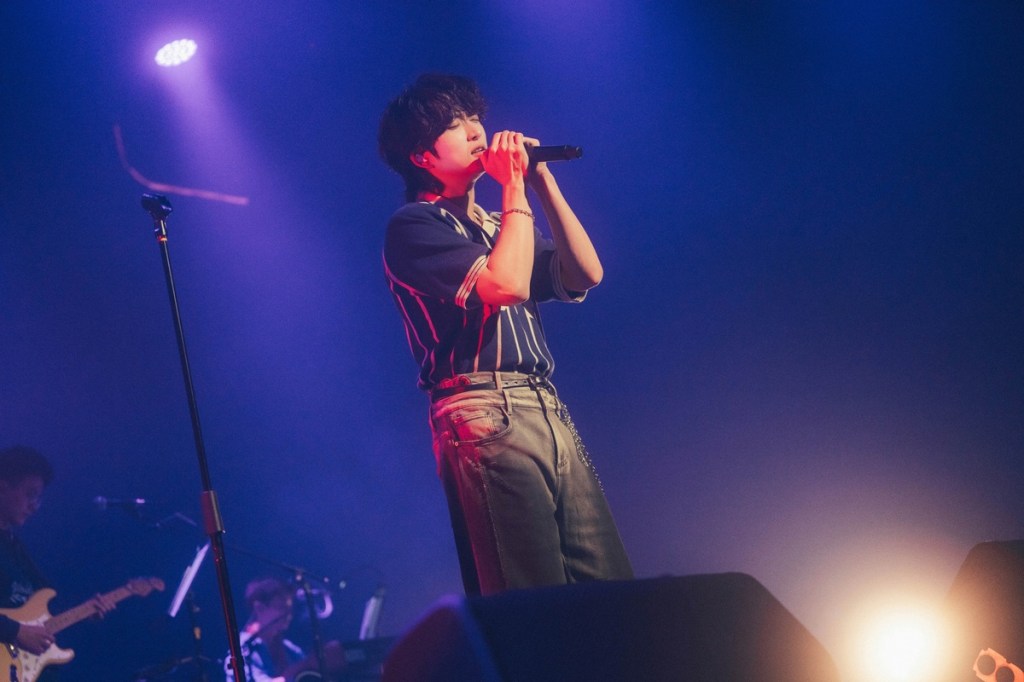 邱鋒澤在音樂上大秀迷人嗓音