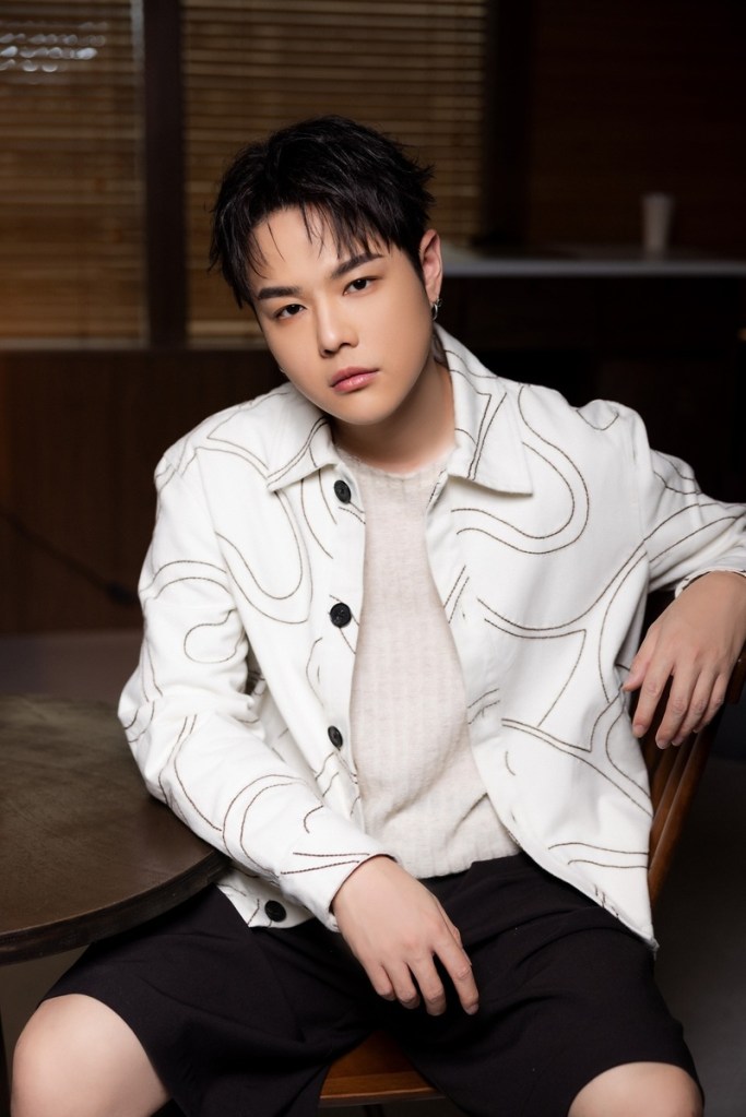 創作才子郭家瑋推出新單曲〈轉呀轉不停〉(照片提供:杰思國際娛樂)