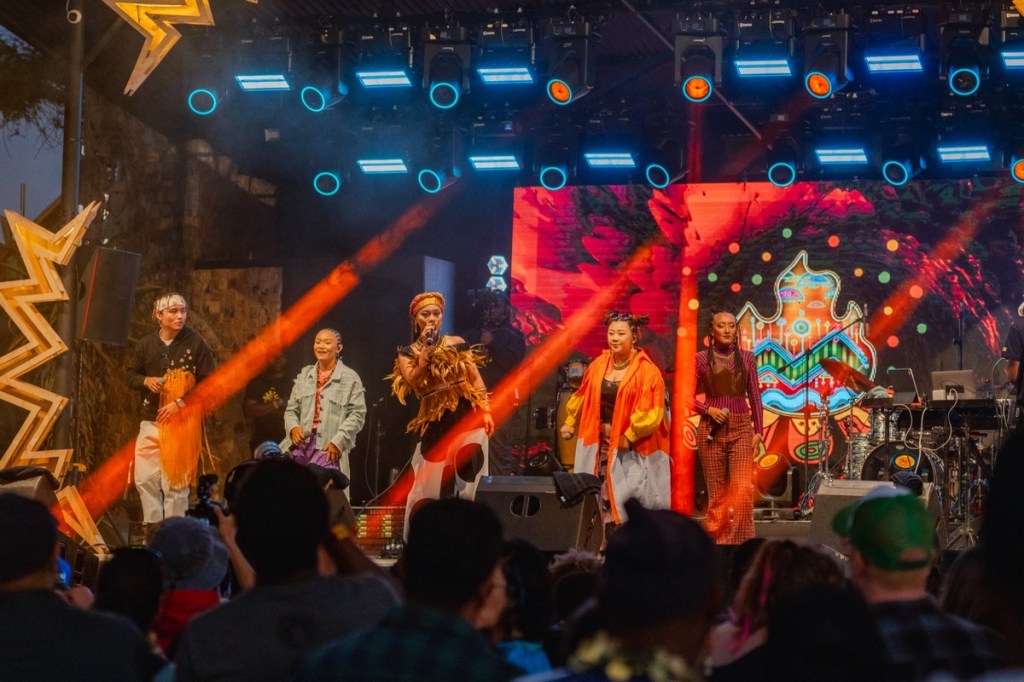 阿爆 (中) 登 Bushfire 音樂節大舞台開唱