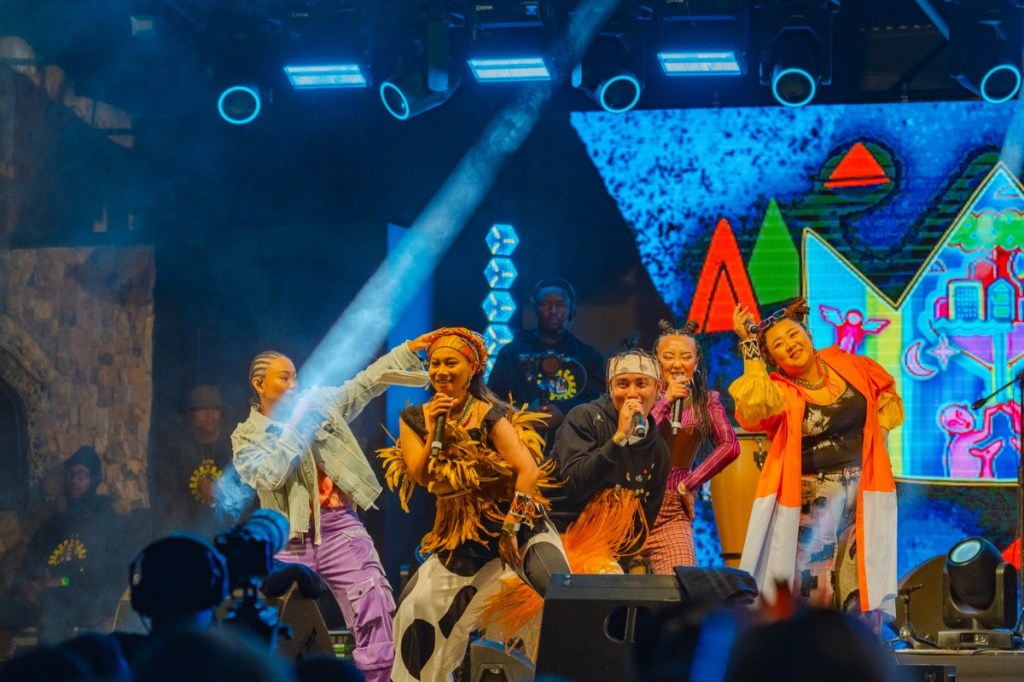 阿爆偕那屋瓦少女隊與原民饒舌新興R.fu在大舞台演出