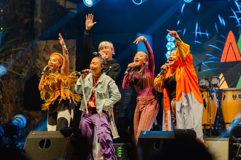 阿爆(左)偕那屋瓦少女隊與原民饒舌新星R.fu在大舞台演出