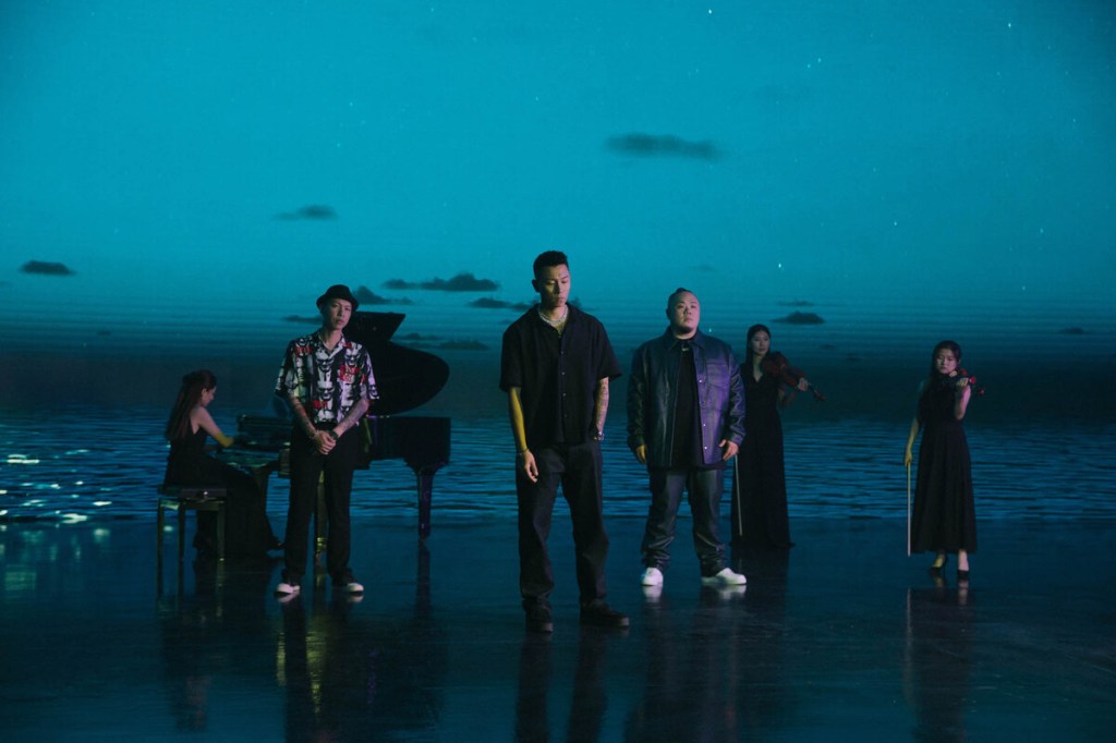 頑童MJ116新專輯《OGS》最新單曲〈Here We Are〉以溫柔又真誠的告白&nbsp;呈現三人一路走來的變化