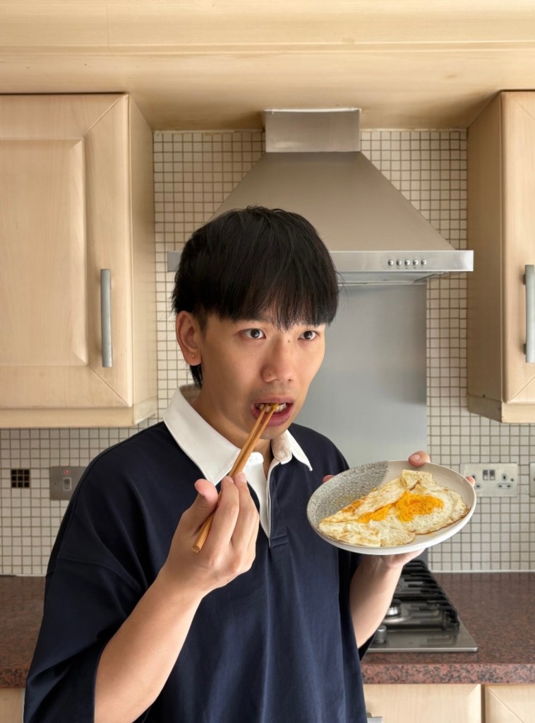 鼓手可沛遠在歐洲當起宅男自煎荷包蛋,他形容:「在歐洲常常是自己下廚,除了煎蛋,也想嚐嚐破蛋(小巨蛋)的滋味!」