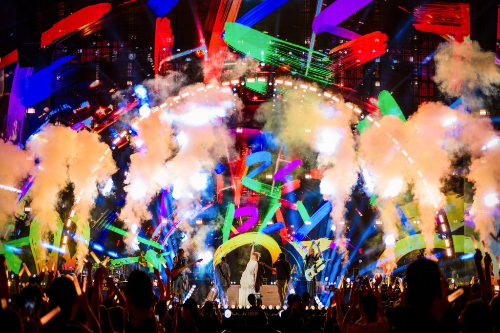 孫燕姿出道25年首度站上北京鳥巢開唱 《就在日落以後》點歌環節 獻唱描繪北京生活與情感的〈銀泰〉