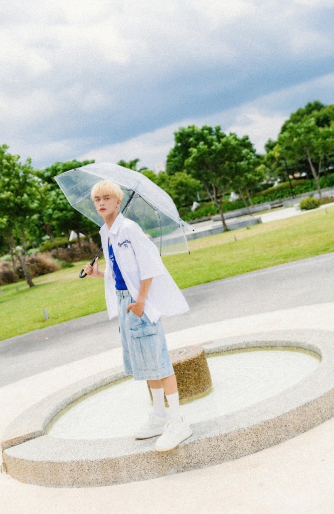 周子翔帶來全新雨季療傷情歌〈雨傘忘了帶走〉(照片提供:索尼音樂)