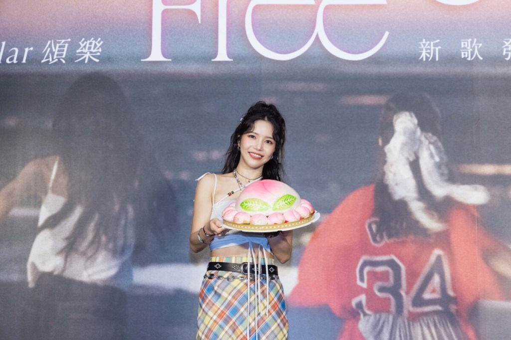 Solar頌樂舉辦新歌發布會活動,與壽桃合影(照片提供_種子音樂&RBW)