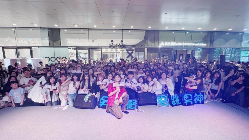 小樂 吳思賢《LET GO》台北簽名會 千人擠爆松菸!簽到半夜不會累(藝和創藝 提供)