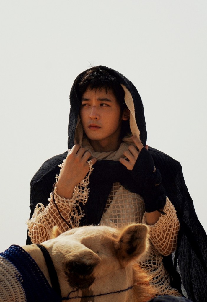 小樂吳思賢在〈LET GO〉MV裡換上「沙丘裝」時空交錯,大銀幕首播倒數(華納音樂 提供)