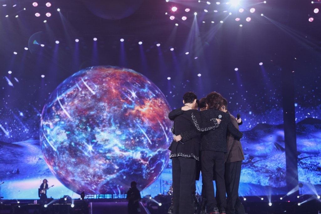 五月天密謀兩年，與F4 世紀同框，相擁場面感人