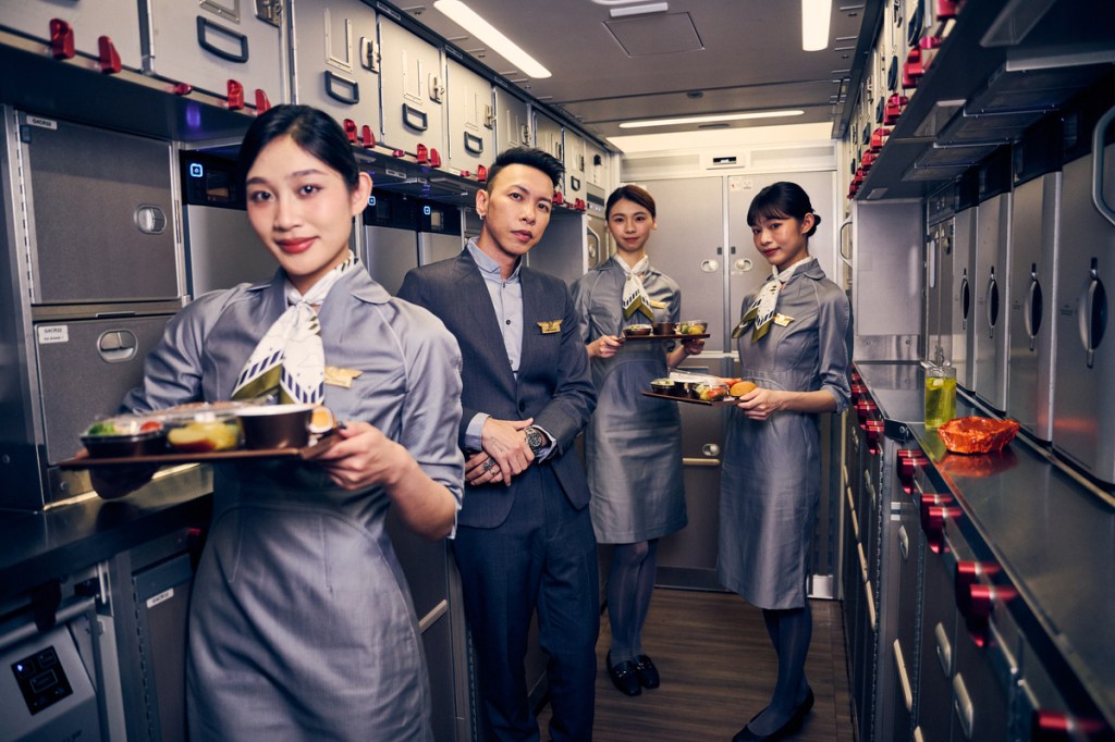 小春在〈It’s About Time〉MV扮起空服員