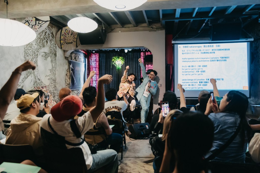 單曲〈快樂吧〉結合魯凱族語及日語歌詞，邀現場觀眾互動創造「日系應援」的氛圍