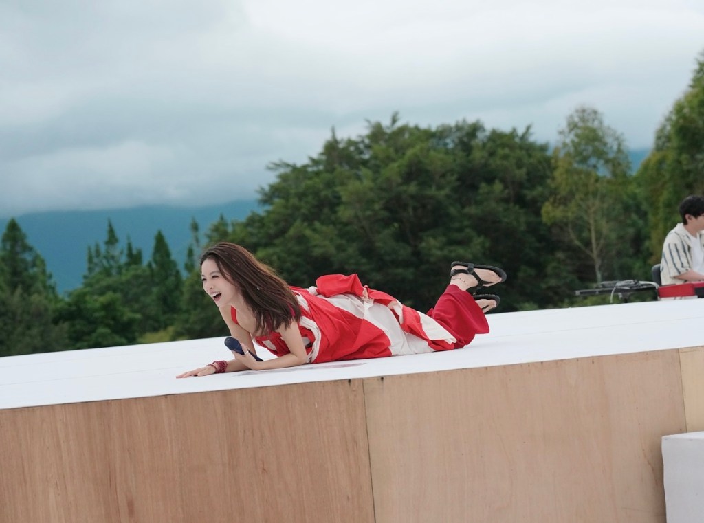 埔里場特別打造圓形層次的主舞台宛如音樂盒,她恣意歌唱、隨著歌曲開心跳躍,更直接在旋轉舞台躺下,對著諾大天空歌唱,笑稱這是「全世界最大、最貴的床」!