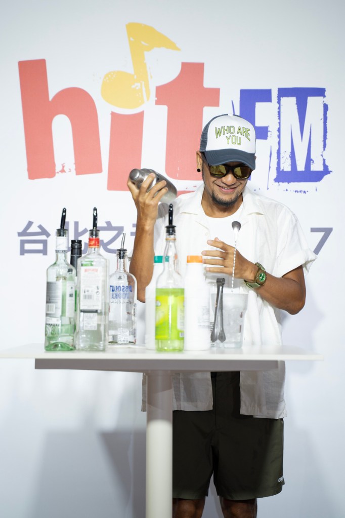 張震嶽《跟著感覺走》現場調製「嶽式微醺特調」