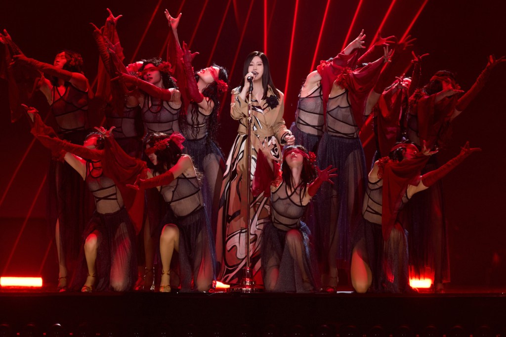 江蕙演唱會高雄場迎來最終場！首唱林秋離創作的〈愛到抹凍愛〉及〈哭砂〉