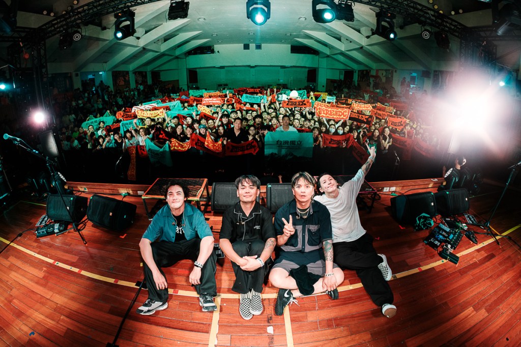 滅火器帶唱校歌、也分享許多高中往事